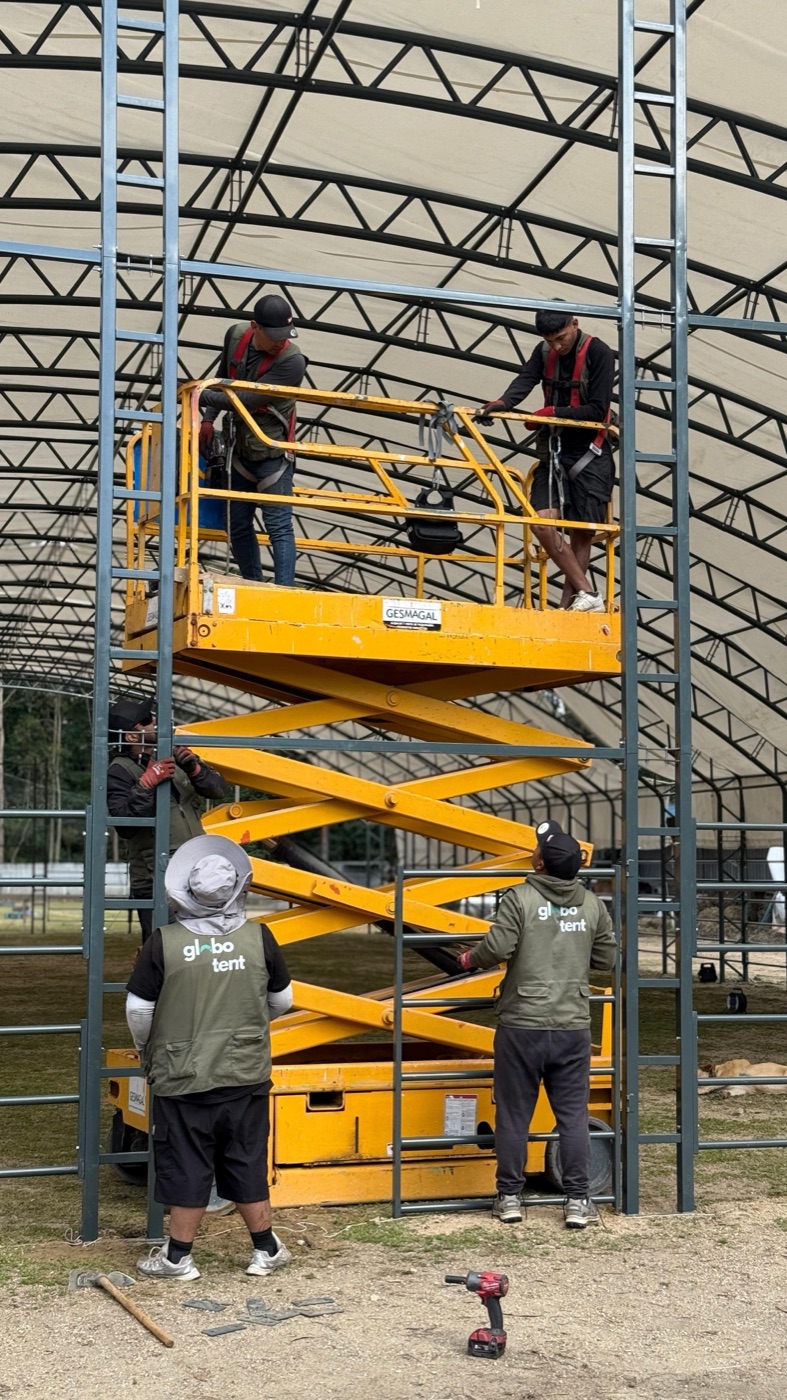 Montadores en la plataforma elevadora durante el montaje del techo
